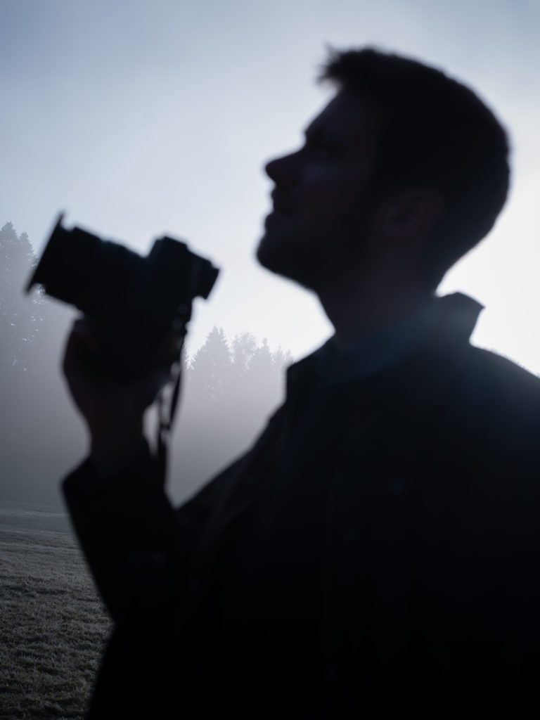 Portrait du photographe Étienne Francey – © 2026 Samantha Keller / WonderFauna