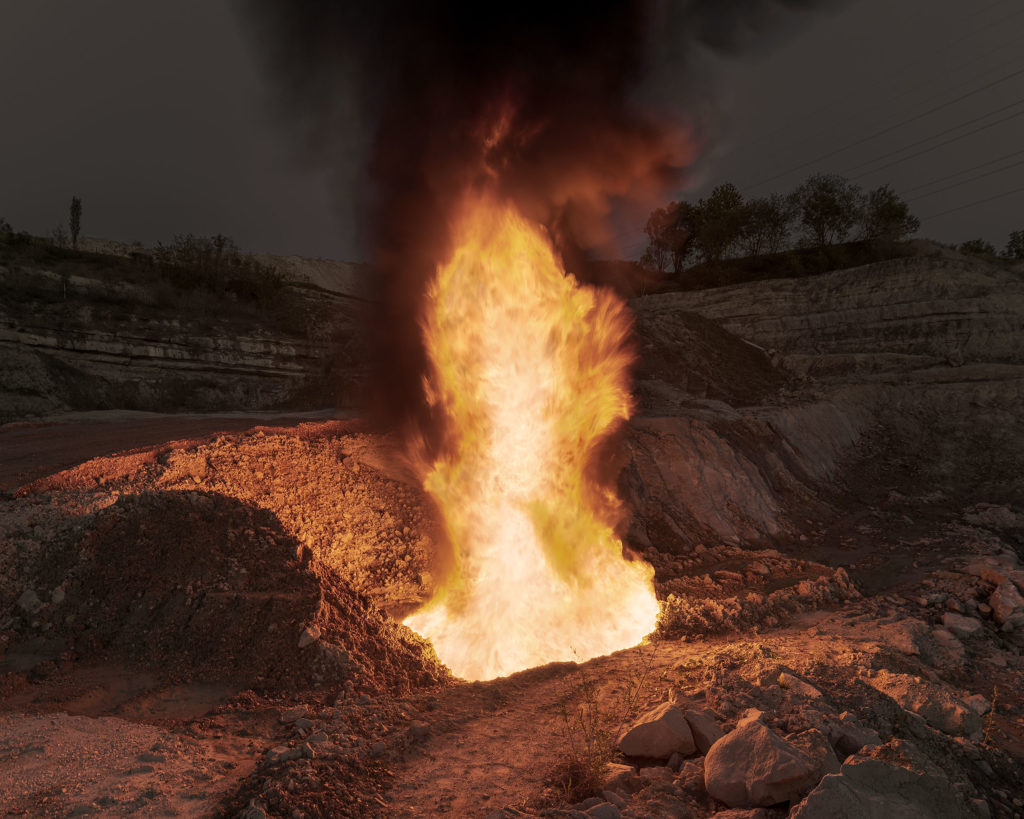 Feu II, 2019. Extrait de Vivants, de Matthieu Gafsou, Atelier EXB, 2023.— © Matthieu Gafsou / MAPS / Galerie C